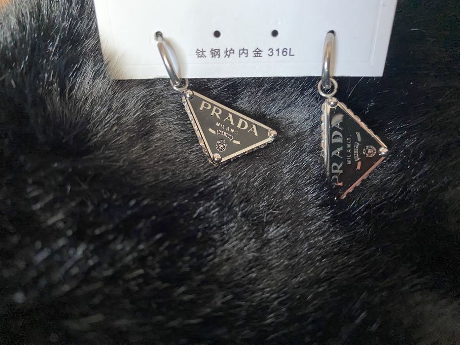 Сережки у стилі Prada з камінцями сталь