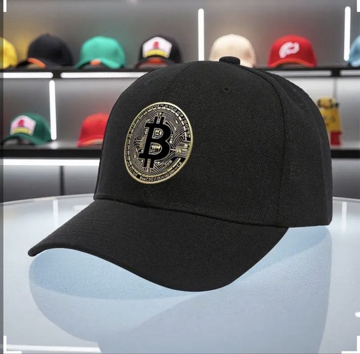 Кепка Bitcoin унісекс чорна з золотим логотипом