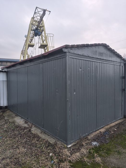 Garaż z płyty warstwowej, barak, schowek, pakamera.