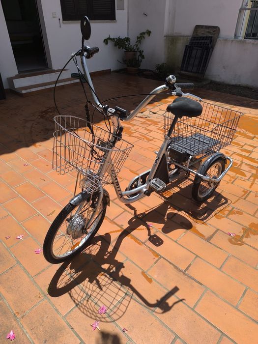 Triciclo Elétrico Orbit – Autonomia até 30 km – Cesto Duplo – Excelente Estado