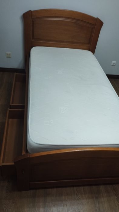 Cama solteiro e secretária