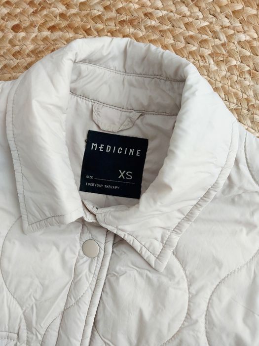 Pikowana kurtka Medicine XS/S Kremowo szara kurtka oversize Watowana