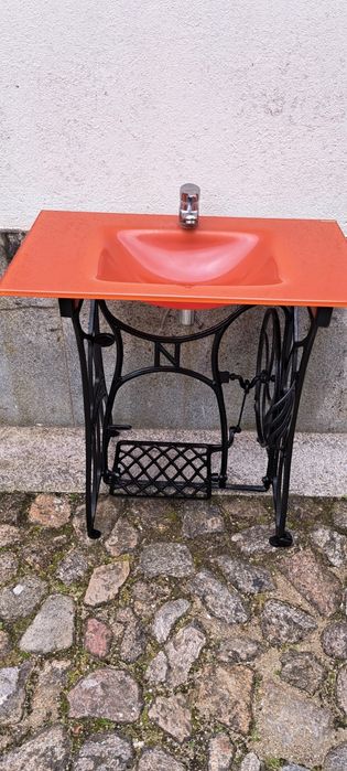 Vendo um lavatório usado com pé de maquina de costura