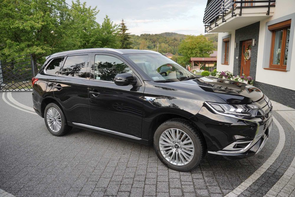 Mitsubishi Outlander PHEV Instyle 2.4 2020 rok