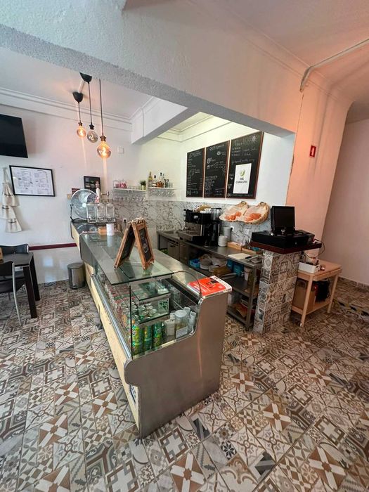 TRESPASSE DE CAFÉ EM QUEIJAS – ESPLANADA | RENDA DE 400€/MÊS | PRONTO A FUNCIONAR