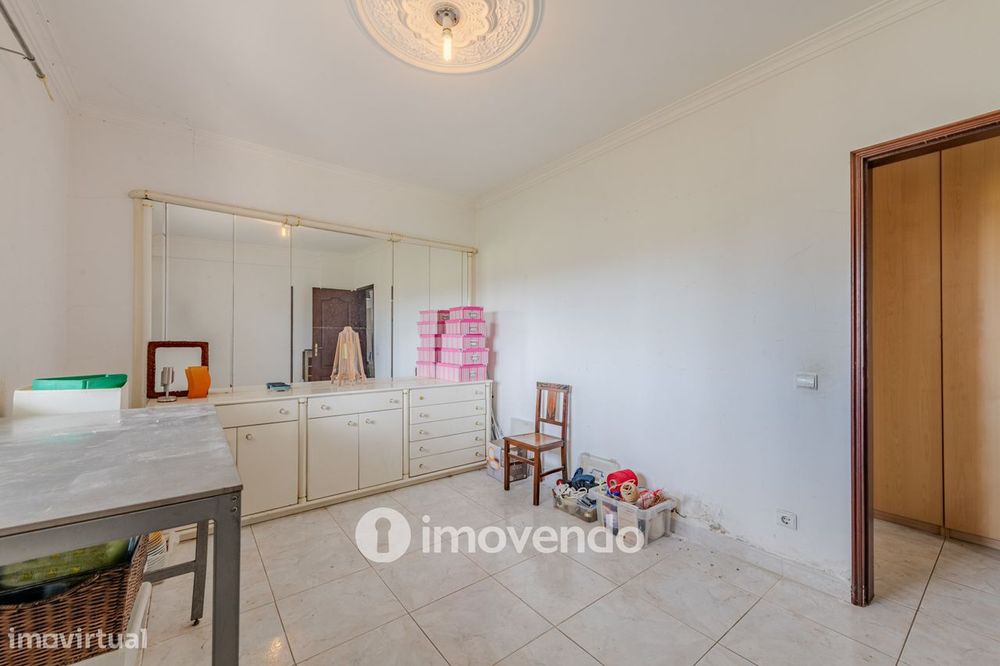 Moradia T4, com áreas amplas e jardim, em Faro