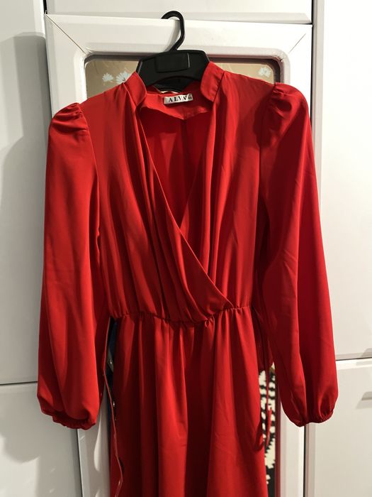 Червона святкова сукня