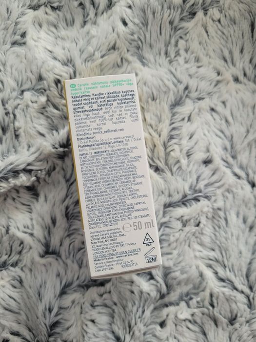 CeraVe niewidoczny matujący fluid przeciwsłoneczny skóra normalna i tłusta.