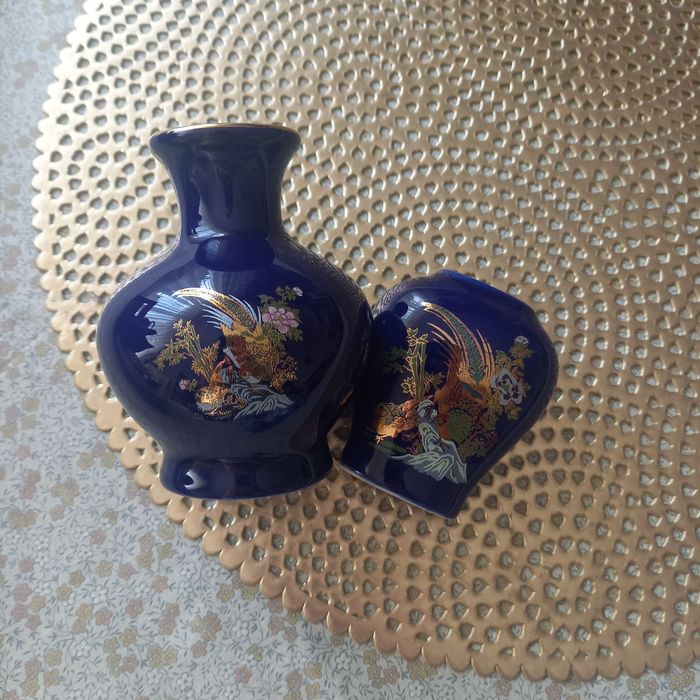 Dwa małe wazoniki z ozdobnym zdobieniem w ptaki