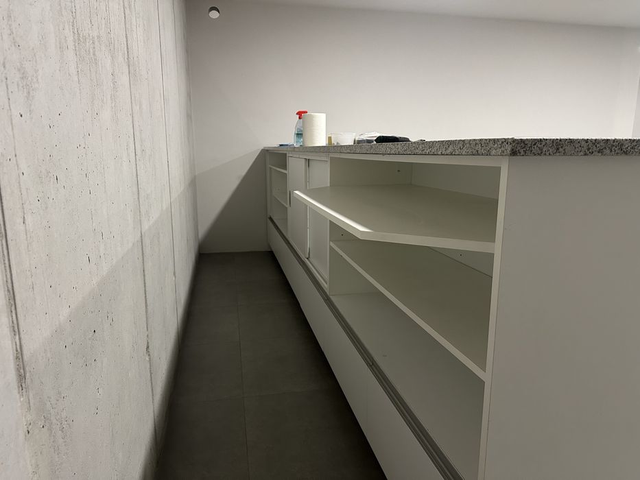 Balcão proveniente de espaço comercial.