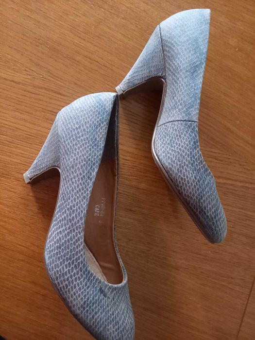 Sapatos de salto alto cinzentos