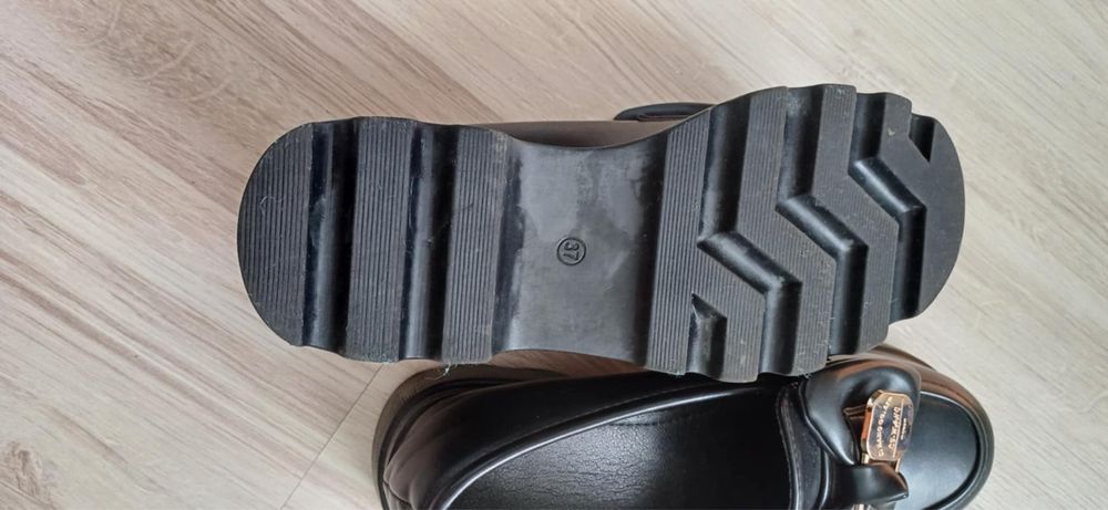 Мешти і балетки.