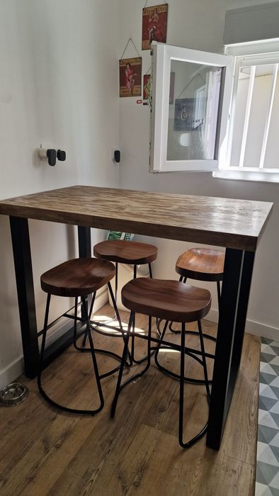 Mesa Alta Estilo Industrial + 4 Bancos – Excelente Estado