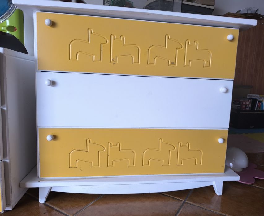 Cómoda e mesa de cabeceira - quarto de criança