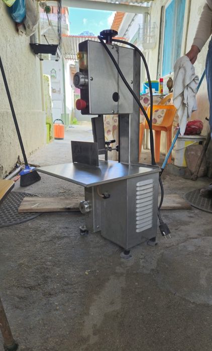 Máquina cortar peixe e balança