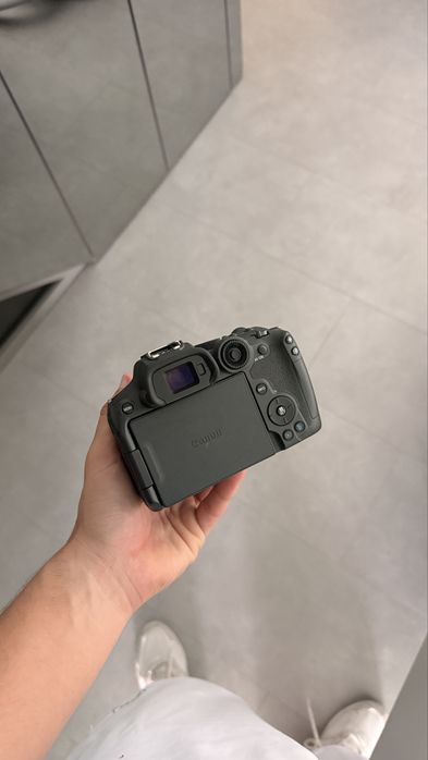 Canon R7 9000 Disparos (com adaptador de lentes)
