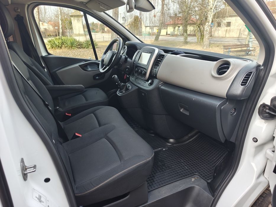 Wynajem busa 9 osobowego Renault Trafic