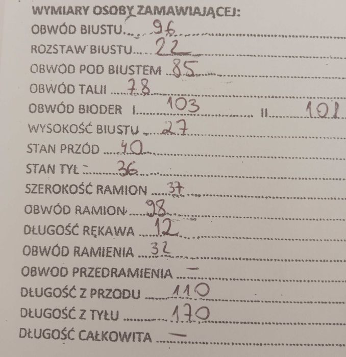 Suknia ślubna z welonem-piękna w swojej prostocie