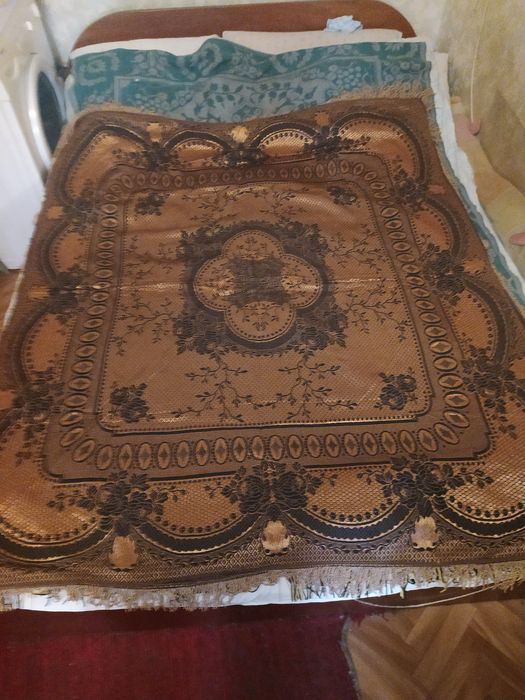 Скатерти 1.30х1.60.все новые, ГДР.с вышивкой шелк.нитью