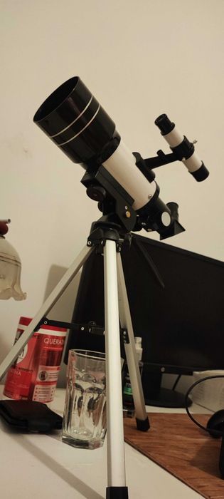 Telescopio luneta para observar o ceu e eventos.