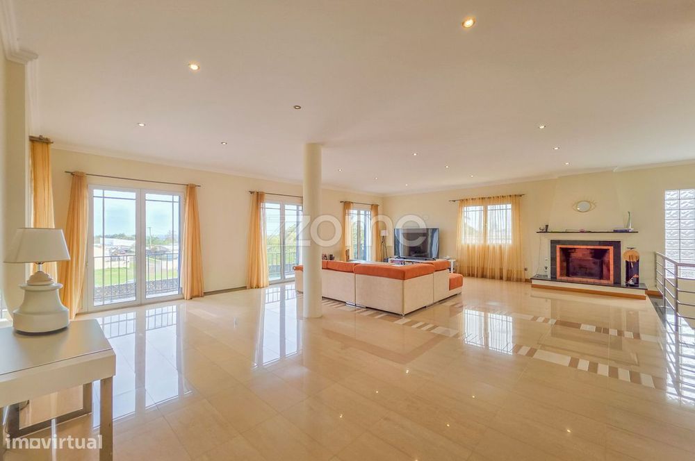 Moradia T5+1 de Prestígio com Piscina nos Fenais da Luz