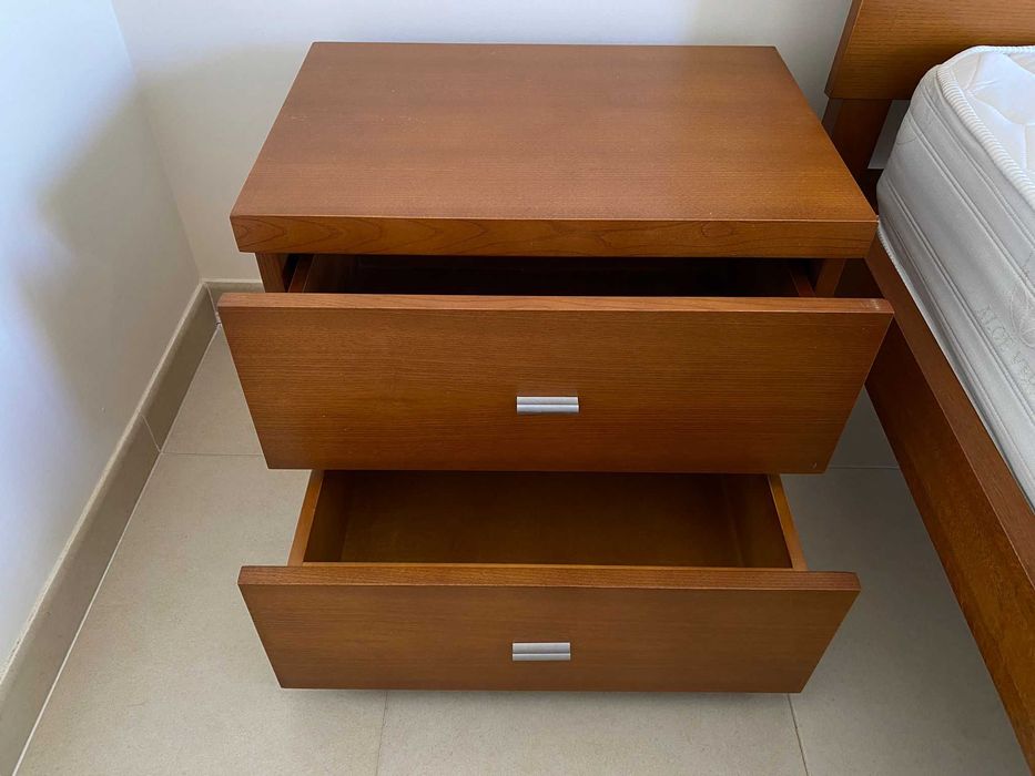 Cama de casal, colchão e mesas de cabeceira em madeira ótimo estado