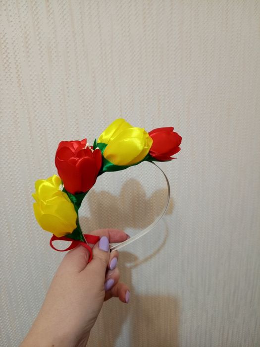 Обруч на свято весни з тюльпанів