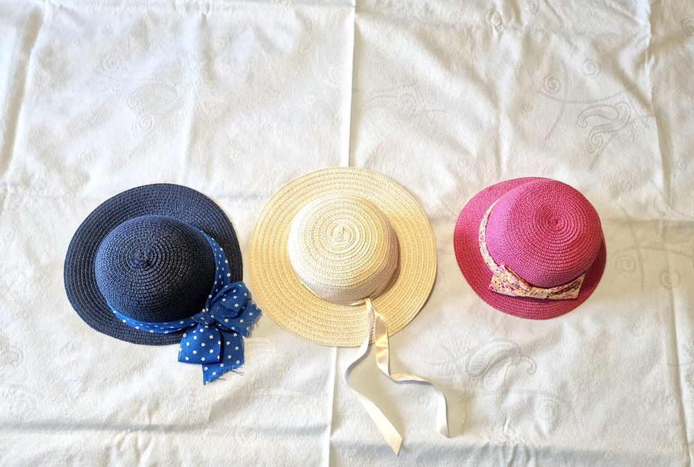 Lote de 3 chapéus para menina tamanho 50 e 52 .