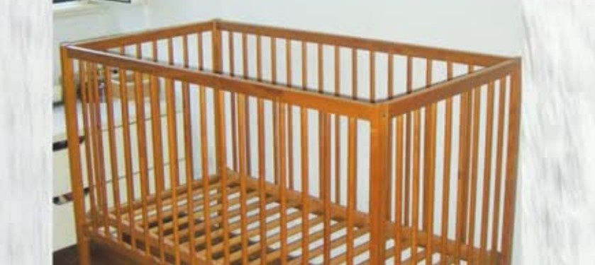 Cama em pinho com colchão para bebê