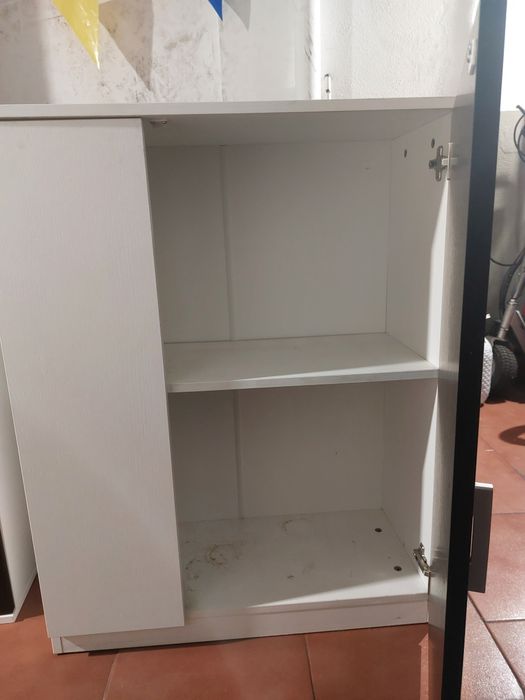 Vendo estes moveis estão bons so precisa de limpeza e  um movel so precisa de por parafusos na parte de trás do movel, vai com oferta do jarrao