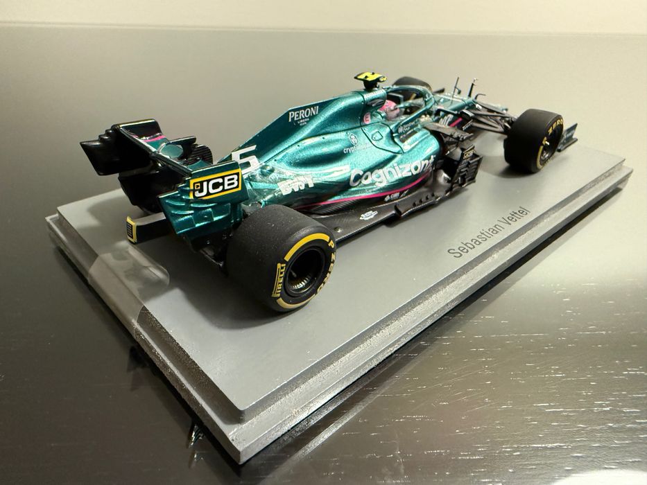 Miniatura Spark - Aston Martin – Sebastian Vettel | Especial 007