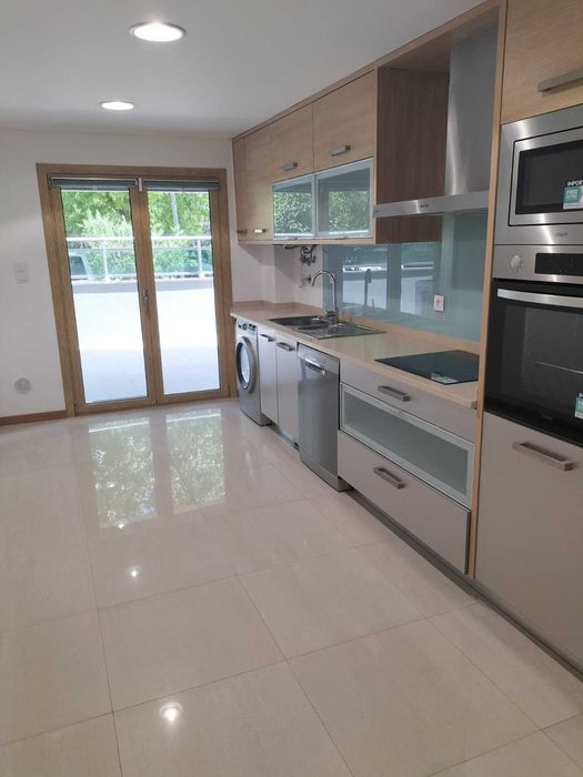 T2 Malvarosa Alverca com Terraço e Box para 6 Carros