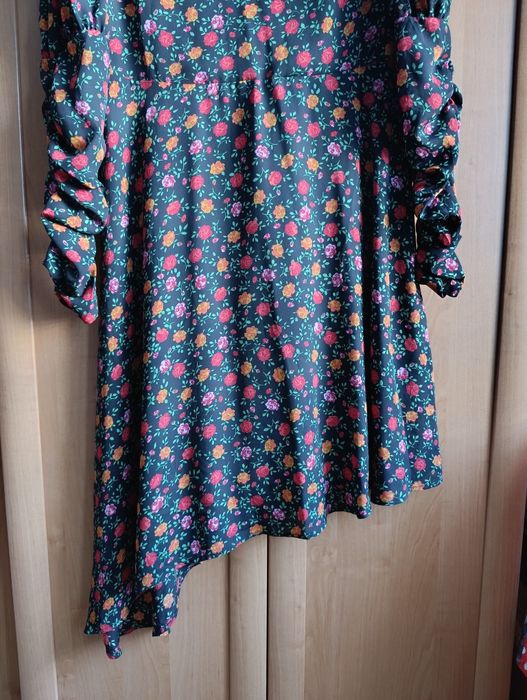 Asymetryczna sukienka w kwiaty