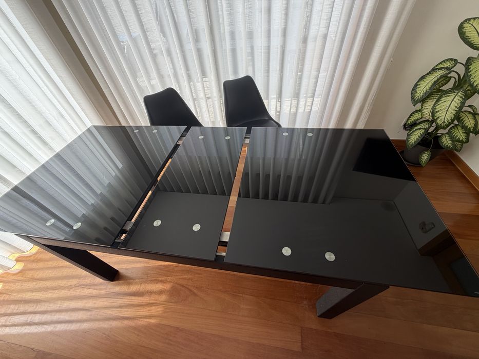 Mesa de jantar com tampo vidro preto e 4 cadeiras