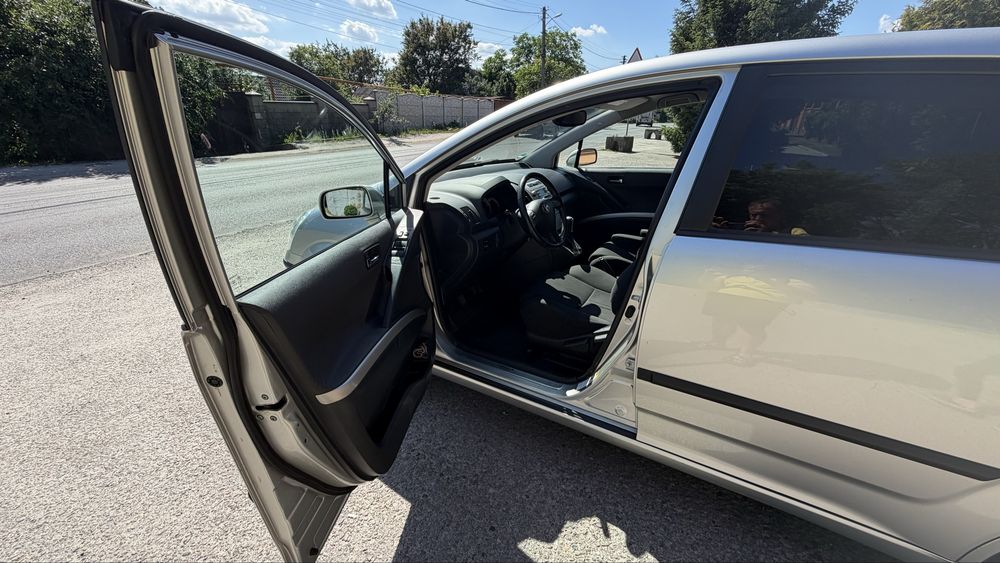 Toyota Corolla  Verso 2005