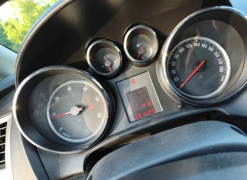 Opel Astra J 2011