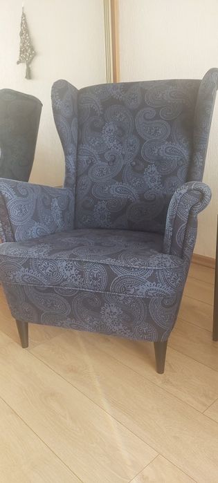 Granatowy fotel uszak