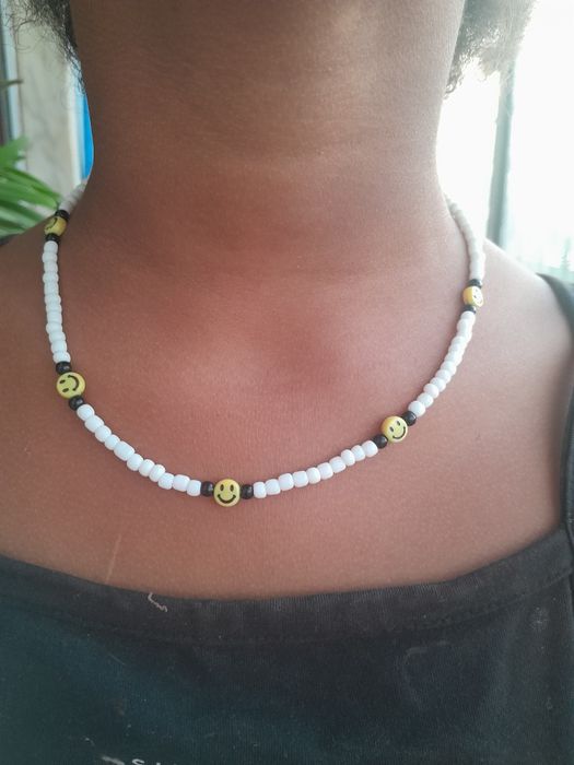Colar feito á mão com miçangas brancas e smiles