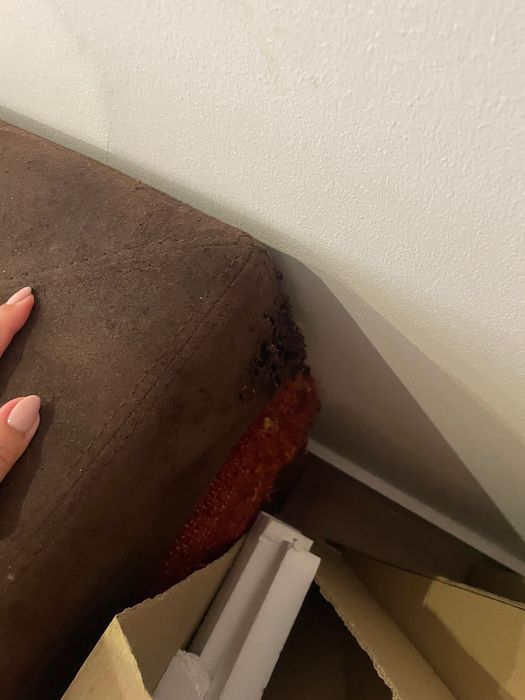 Sofá castanho de dois lugares