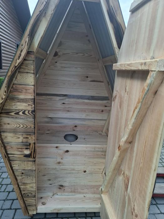 Деревяний туалет , вбиральня