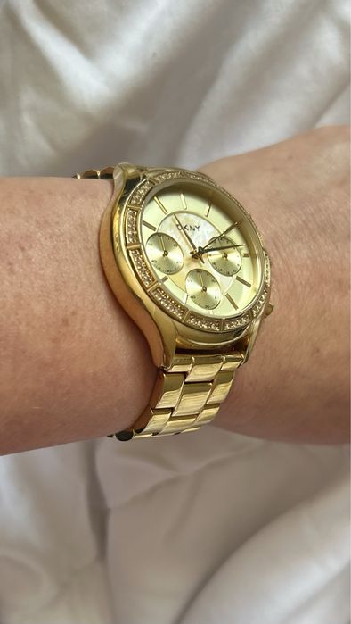 Zegarek damski z cyrkoniami DKNY - idealny