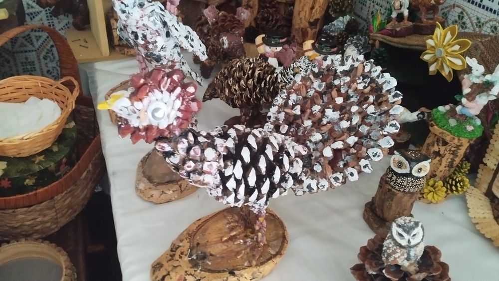 Artesanato de pinhas decorativas