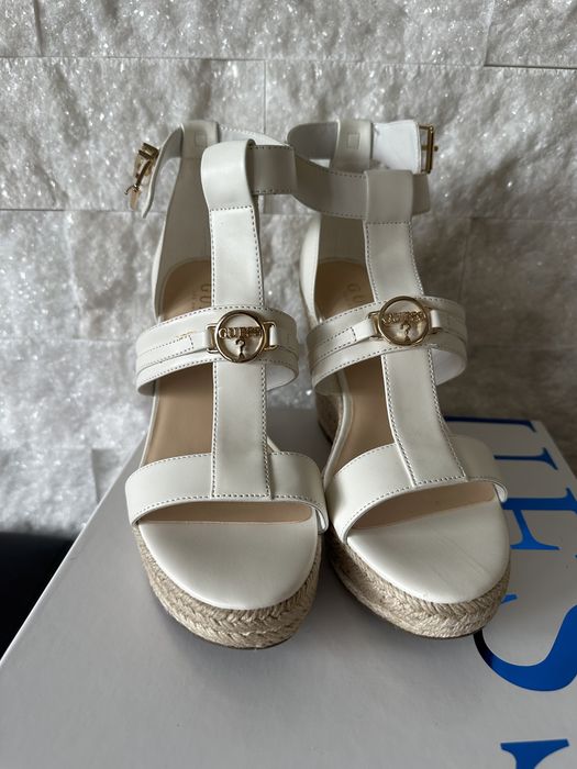 Sandałki na koturnie białe guess 39
