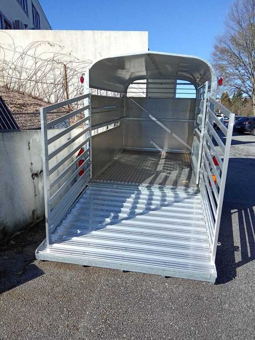 Reboque Transporte animais c/depósito de urinas