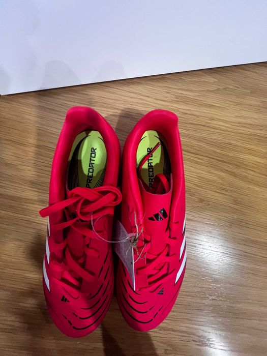 Vendo chuteiras Adidas Predator tamanho 38 nunca usadas