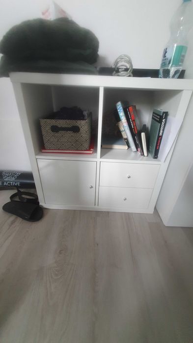 Mała biała szafeczka