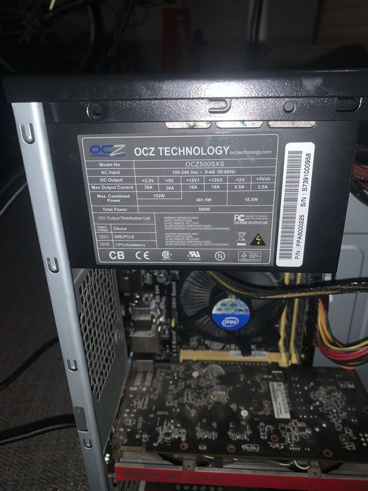 Computador com monitor, rato e teclado