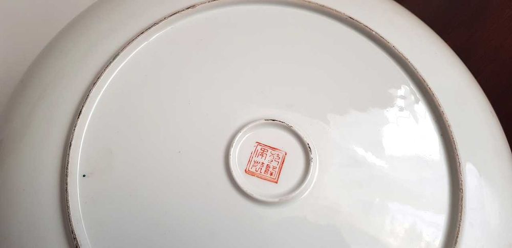 Prato de louça chinesa policromada mulher lendo (32 cm diâmetro)