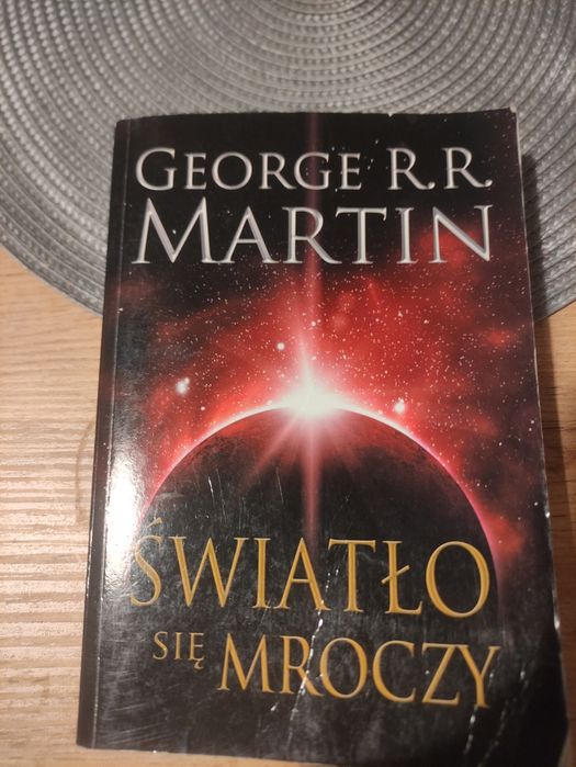 George Rr Martin światło Się Mroczy