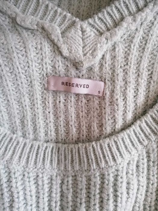 Turkusowy sweter w serek